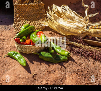 Grüne und rote Chili mit Winter Mais. Stockfoto