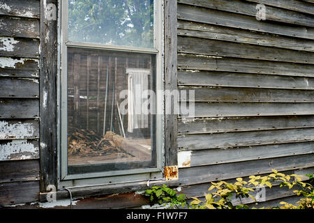 Blick durch das Fenster eines verlassenen Hauses. Stockfoto