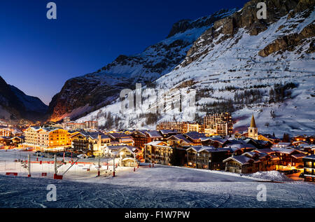 Berühmt und luxuriösen Ort des Val d ' Isère bei Sonnenuntergang, Tarentaise, Alpen, Frankreich Stockfoto