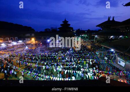 Lalitpur, Nepal. 7. Sep, 2015. Anhänger bieten Gebete an Herrn Bhimsen während der Bhimsen Festival in Lalitpur, Nepal, 7. September 2015. Bhimsen ist die Gottheit für das wohl des Unternehmens und wird speziell von den Geschäftsleuten der Newar Gemeinschaft huldigte. © Pratap Thapa/Xinhua/Alamy Live-Nachrichten Stockfoto