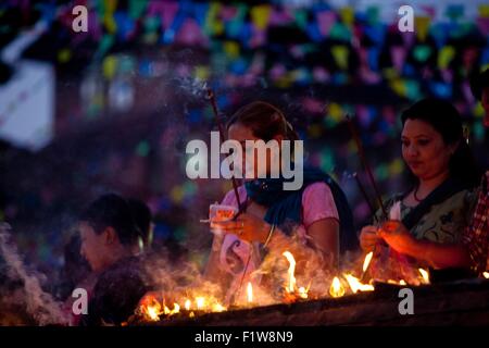 Lalitpur, Nepal. 7. Sep, 2015. Anhänger bieten Gebete an Herrn Bhimsen während der Bhimsen Festival in Lalitpur, Nepal, 7. September 2015. Bhimsen ist die Gottheit für das wohl des Unternehmens und wird speziell von den Geschäftsleuten der Newar Gemeinschaft huldigte. © Pratap Thapa/Xinhua/Alamy Live-Nachrichten Stockfoto