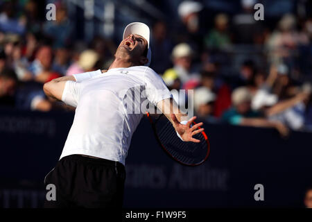 New York, USA. 7. September 2015. Andy Murray Großbritannien dienen in seinem 4. Vorrundenspiel gegen Kevin Anderson aus Südafrika bei den US Open in Flushing Meadows, New York am 7. September 2015.   Anderson gewann das Spiel in vier Sätzen. Bildnachweis: Adam Stoltman/Alamy Live-Nachrichten Stockfoto