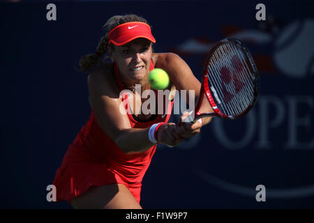 New York, USA. 7. September 2015. Sabine Lisicki Deutschland während ihr viertes Vorrundenspiel gegen Simona Halep, die Nummer 2 Samen aus Rumänien, bei den US Open in Flushing Meadows, New York am 7. September 2015.   Halep gewann das Match in drei Sätzen. Bildnachweis: Adam Stoltman/Alamy Live-Nachrichten Stockfoto