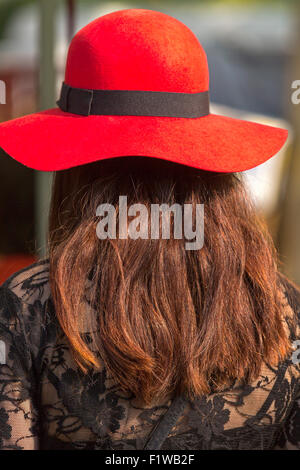 Mädchen mit roten Filzhut und langes Haar Stockfoto