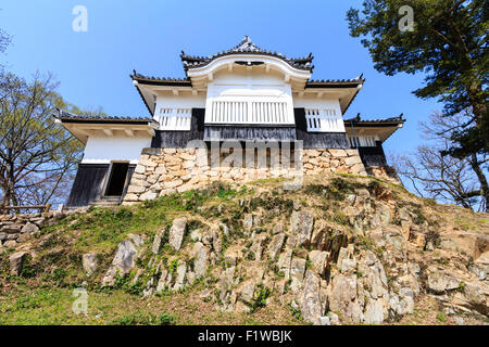 Japan, Bitchu Matsuyama, Schloss. Der Bergfried mit seinen Shimoya Eingang an der Seite des steinernen Sockel und seltene Tateitabari, vertikale Sockelleisten gebaut. Stockfoto