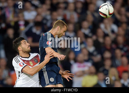 Glasgow, Großbritannien. 07. Sep, 2015. Deutschlands Emre können (L) und Schottlands Shaun Maloney in Aktion während der UEFA EURO 2016 Gruppe D Qualifikation match zwischen Schottland und Deutschland am Stadion Hampden Park in Glasgow, Großbritannien, 7. September 2015. Foto: Federico Gambarini/Dpa/Alamy Live News Stockfoto