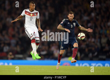 Glasgow, Großbritannien. 07. Sep, 2015. Deutschlands Jerome Boateng (L) und Schottlands Steven Fletcher in Aktion während der UEFA EURO 2016 Gruppe D Qualifikation match zwischen Schottland und Deutschland am Stadion Hampden Park in Glasgow, Großbritannien, 7. September 2015. Foto: Federico Gambarini/Dpa/Alamy Live News Stockfoto