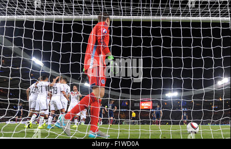 Glasgow, Großbritannien. 07. Sep, 2015. Deutschlands Team feiert nach seinem Tor das 3:2 während der UEFA EURO 2016-Gruppe D-Qualifikationsspiel zwischen Schottland und Deutschland am Stadion Hampden Park in Glasgow, Großbritannien, 7. September 2015. Foto: Federico Gambarini/Dpa/Alamy Live News Stockfoto