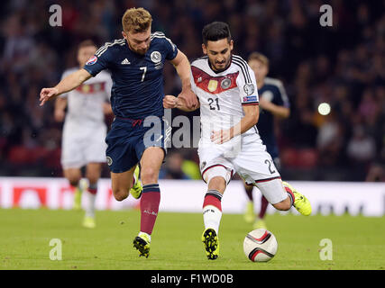 Glasgow, Großbritannien. 07. Sep, 2015. Deutschlands Ilkay Gundogan (R) und Schottlands James Morrison in Aktion während der UEFA EURO 2016 Gruppe D Qualifikation match zwischen Schottland und Deutschland am Stadion Hampden Park in Glasgow, Großbritannien, 7. September 2015. Foto: Federico Gambarini/Dpa/Alamy Live News Stockfoto