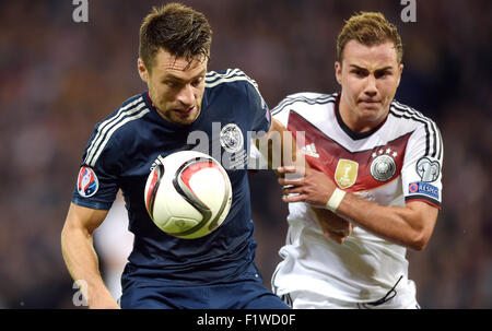 Glasgow, Großbritannien. 07. Sep, 2015. Deutschlands Mario Goetze (R) und Schottlands Russel Martin in Aktion während der UEFA EURO 2016 Gruppe D Qualifikation match zwischen Schottland und Deutschland am Stadion Hampden Park in Glasgow, Großbritannien, 7. September 2015. Foto: Federico Gambarini/Dpa/Alamy Live News Stockfoto