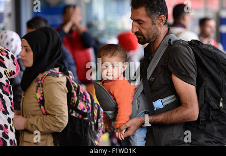 München, Deutschland. 07. Sep, 2015. Ein Mann und ein Baby kommen am Hauptbahnhof in München, 7. September 2015. Foto: ANDREAS GEBERT/Dpa/Alamy Live-Nachrichten Stockfoto