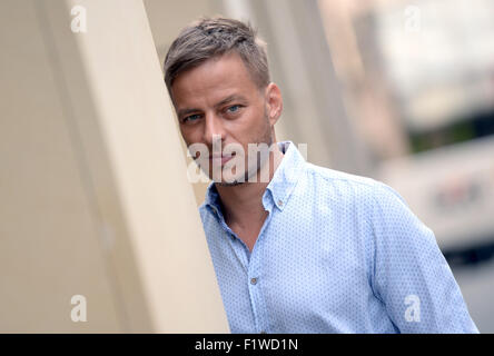 Berlin, Deutschland. 01. Sep, 2015. Dpa-exklusiv - Schauspieler Tom Wlaschiha in Berlin, Deutschland, 1. September 2015. Die dritte Staffel der Serie Crossing Linien beginnt am 22. Oktober 2015. Foto: Britta Pedersen/Dpa/Alamy Live News Stockfoto