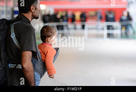 München, Deutschland. 07. Sep, 2015. Ein Mann und ein Baby kommen am Hauptbahnhof in München, 7. September 2015. Foto: ANDREAS GEBERT/Dpa/Alamy Live-Nachrichten Stockfoto