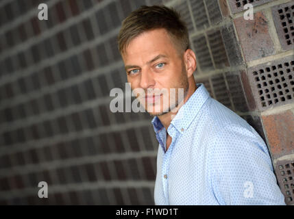 Berlin, Deutschland. 01. Sep, 2015. Dpa-exklusiv - Schauspieler Tom Wlaschiha in Berlin, Deutschland, 1. September 2015. Die dritte Staffel der Serie Crossing Linien beginnt am 22. Oktober 2015. Foto: Britta Pedersen/Dpa/Alamy Live News Stockfoto