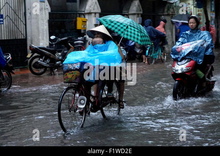 Hanoi, Vietnam. 8. Sep, 2015. Anwohner waten durch eine überschwemmte Straße in Hanoi, Vietnam, 8. September 2015. Schwere Regenfälle stattgefunden, am frühen Dienstag Morgen in Hanoi links mehrere Straßen überflutet und verursacht Traffic Jam während der Hauptverkehrszeit. Bildnachweis: VNA/Xinhua/Alamy Live-Nachrichten Stockfoto