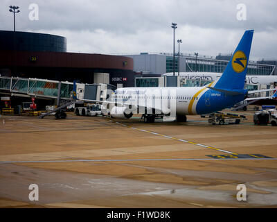 Eine Boeing 737-800-Serie von Ukraine International Airlines, Registrierung UR-PSH, am Flughafen London Gatwick Stockfoto