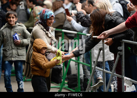 München, Deutschland. 07. Sep, 2015. Ein Junge erhält ein Stofftier aus Umstehenden kurz nach seiner Ankunft am Hauptbahnhof in München, 7. September 2015. Foto: ANDREAS GEBERT/Dpa/Alamy Live-Nachrichten Stockfoto