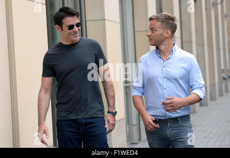 Berlin, Deutschland. 01. Sep, 2015. Dpa-exklusiv - kroatischer Schauspieler Goran Visnjic (L) und Schauspieler Tom Wlaschiha in Berlin, Deutschland, 1. September 2015. Die dritte Staffel der Serie Crossing Linien beginnt am 22. Oktober 2015. Foto: Britta Pedersen/Dpa/Alamy Live News Stockfoto