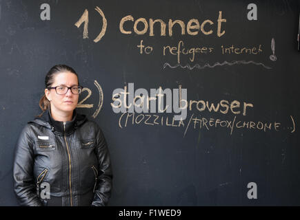 Budapest, Ungarn. 07. Sep, 2015. Flora Hevesi, Sprecher von Greenpeace Ungarn, stellt bei der Internet-Pavillon für Flüchtlinge am Ostbahnhof in Budapest, Ungarn, 7. September 2015 durch ihre Organisation aufgebaut. Eine Gruppe von ungarischen Greenpeace-Aktivisten bietet kostenlosen Internetzugang für Flüchtlinge an diesem Standort. Foto: PETER ZSCHUNKE, Dpa/Alamy Live News Stockfoto