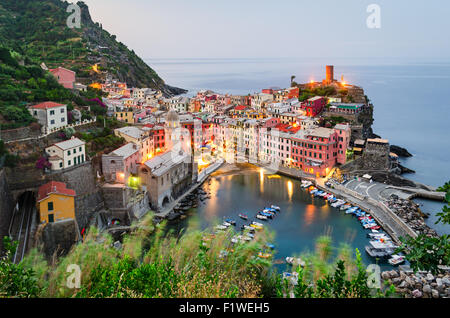 Cinqueterre (Ligurien), Vernazza bei Sonnenaufgang Stockfoto