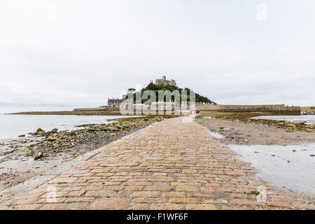 Der Granit-Damm zum Mont Saint Michel bei Ebbe an einem nebeligen Tag, Cornwall, UK Stockfoto