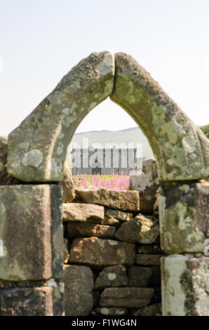 Historic Scotland Hermitage Castle, von der Kapellen Ruinen Liddesdale, Nr. Newcastleton, Scottish Borders, Vereinigtes Königreich Stockfoto