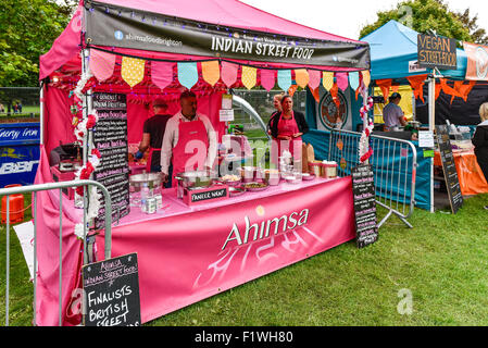 Eine bunte Stall zu verkaufen Indian Street Food Festival gemeinsam die Menschen in Brighton. Stockfoto