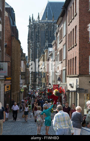 gemütliche Einkaufsstraße mit vielen Touristen in der Stadt Aachen in Deutschland Stockfoto