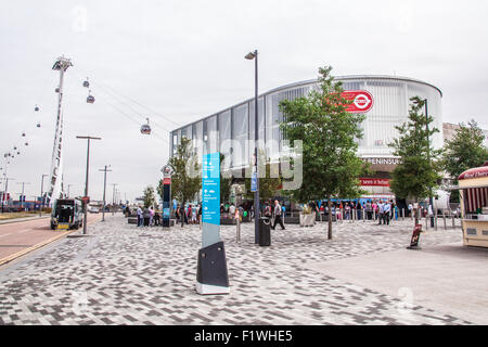 Emirates Air Line Seilbahn überquert die Themse, North Greenwich, England, Vereinigtes Königreich. Stockfoto