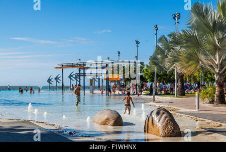 Australien, Queensland, Cairns, künstlichen Badelagune im Esplanade Stockfoto