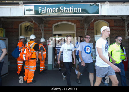 Bighton & Hove Fußballfans reisen vom Bahnhof Brighton Falmer Station auf der Durchreise nach dem Wochenende Fußball übereinstimmen. Stockfoto