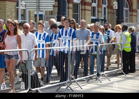 Bighton & Hove Fußballfans reisen vom Bahnhof Brighton Falmer Station auf der Durchreise nach dem Wochenende Fußball übereinstimmen. Stockfoto