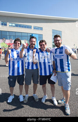 Bighton & Hove Fußballfans reisen vom Bahnhof Brighton Falmer Station auf der Durchreise nach dem Wochenende Fußball übereinstimmen. Stockfoto