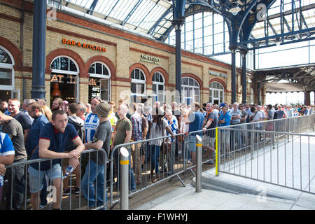 Bighton & Hove Fußballfans reisen vom Bahnhof Brighton Falmer Station auf der Durchreise nach dem Wochenende Fußball übereinstimmen. Stockfoto