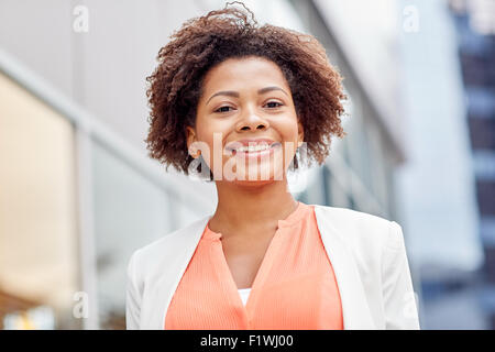 glückliche junge afrikanische amerikanische Geschäftsfrau in Stadt Stockfoto