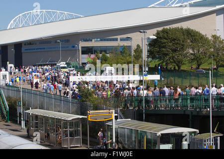 Bighton & Hove Fußballfans reisen vom Bahnhof Brighton Falmer Station auf der Durchreise nach dem Wochenende Fußball übereinstimmen. Stockfoto