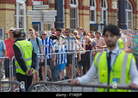 Bighton & Hove Fußballfans reisen vom Bahnhof Brighton Falmer Station auf der Durchreise nach dem Wochenende Fußball übereinstimmen. Stockfoto