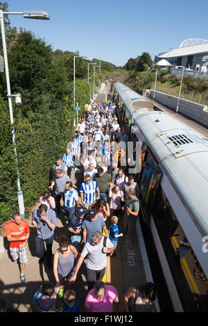 Bighton & Hove Fußballfans reisen vom Bahnhof Brighton Falmer Station auf der Durchreise nach dem Wochenende Fußball übereinstimmen. Stockfoto