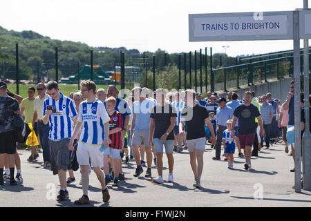 Bighton & Hove Fußballfans reisen vom Bahnhof Brighton Falmer Station auf der Durchreise nach dem Wochenende Fußball übereinstimmen. Stockfoto