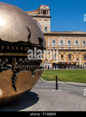 Kugel in Kugel-Skulptur von Pomodoro im Cortile della Pigna, Vatikan Museum Gärten, Rom, Latium, Italien Stockfoto