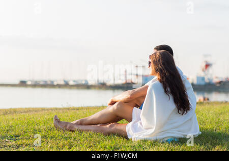 Nahaufnahme eines Paares sitzen auf Rasen am Meer Stockfoto