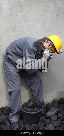 Bergmann-Hammer zerschlagen eine Steinkohle Stockfoto