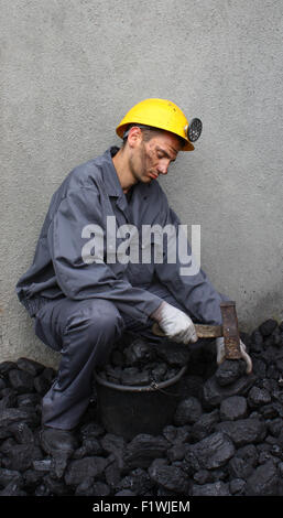 Bergmann-Hammer zerschlagen eine Steinkohle Stockfoto