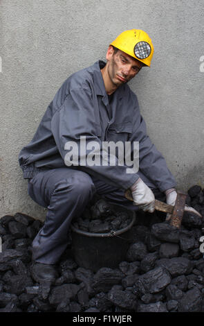 Bergmann-Hammer zerschlagen eine Steinkohle Stockfoto