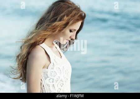 Schöne Frau mit roten Haaren am Meer. Fashiob Foto Stockfoto