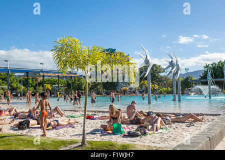 Australien, Queensland, Cairns, künstlichen Badelagune im Esplanade Stockfoto