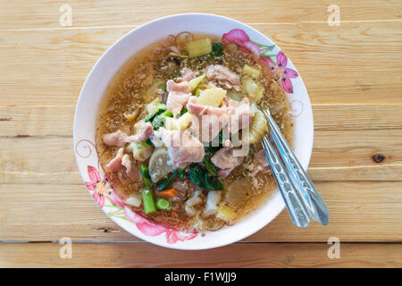 Thai-Food, gebratene Nudeln mit Schweinefleisch und Brokkoli, Ansicht von oben Stockfoto