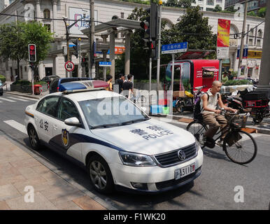 Shanghai, China. 01. Sep, 2015. Ein Polizeiauto am Straßenrand in Shanghai, China, 1. September 2015. Foto: Jens Kalaene/Dpa/Alamy Live News Stockfoto