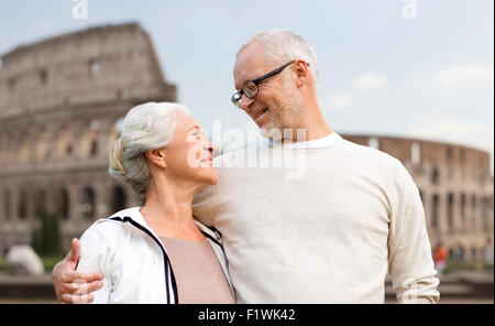 gerne älteres paar über Kolosseum in Rom, Italien Stockfoto