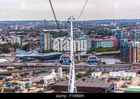 Emirates Air Line Seilbahn über den Fluss Themse vom North Greenwich zum Royal Victoria Dock, London, England, UK Stockfoto
